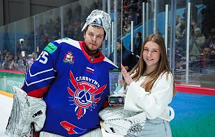 Денис Синягин получил награду лучшему игроку месяца